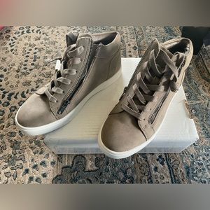 Steve Madden WOMENS size 9 Zip up sneaker. (Size 7 in men’s)